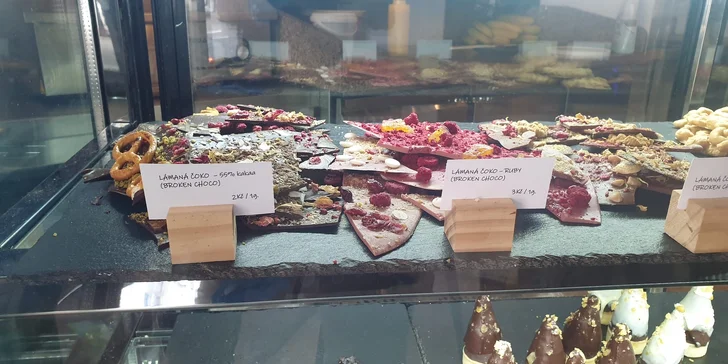 Ručně vyrobená lámaná belgická čokoláda Callebaut v papírové krabičce z Chocafé a horký nápoj k tomu