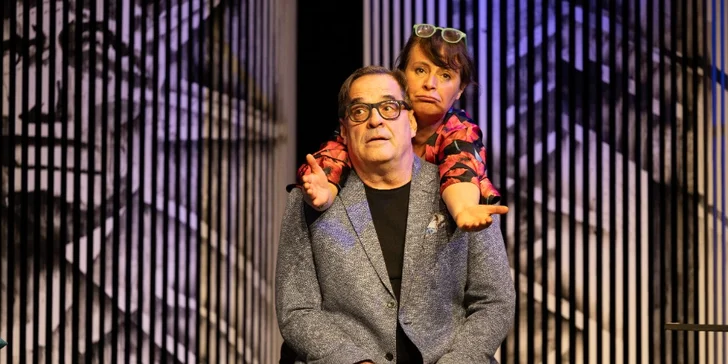 Vstupenka na francouzskou divadelní komedii Co to píšeš, miláčku?