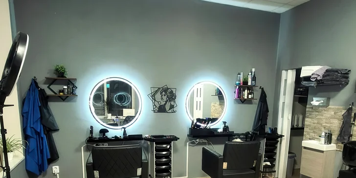 Dámský střih či kombinace s barvením: pro kratší i dlouhé vlasy, 40–120 minut