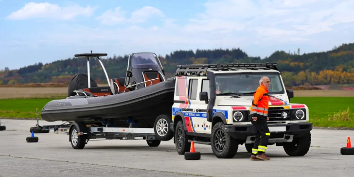 Kurzy pro řidiče: parkování, jízda s přívěsem či autem z roku 1990 i pravostranné řízení