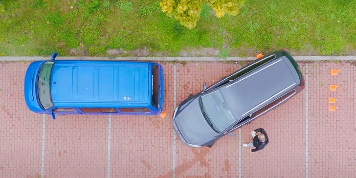 Kurzy pro řidiče: parkování, jízda s přívěsem či autem z roku 1990 i pravostranné řízení