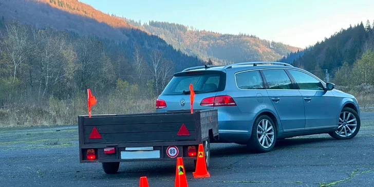 Kurzy pro řidiče: parkování, jízda s přívěsem či autem z roku 1990 i pravostranné řízení