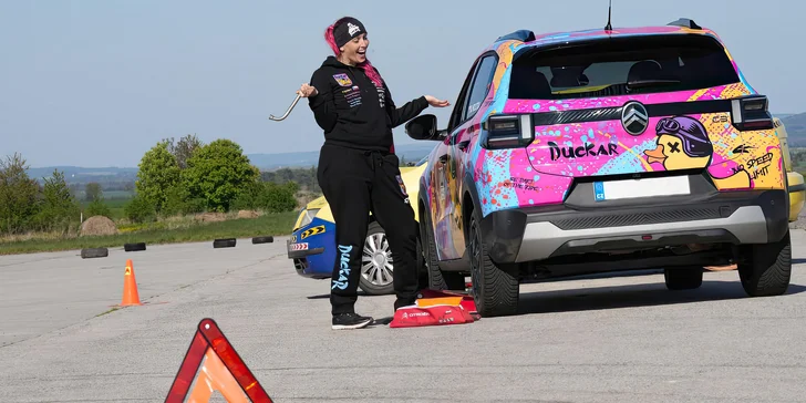 Kurzy pro řidiče: parkování, jízda s přívěsem či autem z roku 1990 i pravostranné řízení