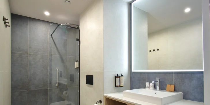 Pobyt v moderním hotelu v Sopotech: snídaně, památky a na pláž 2 km