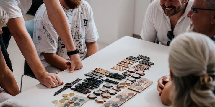 Workshop výroby hodinek TimeWood pro 1 nebo 2 osoby v Praze či Ostravě