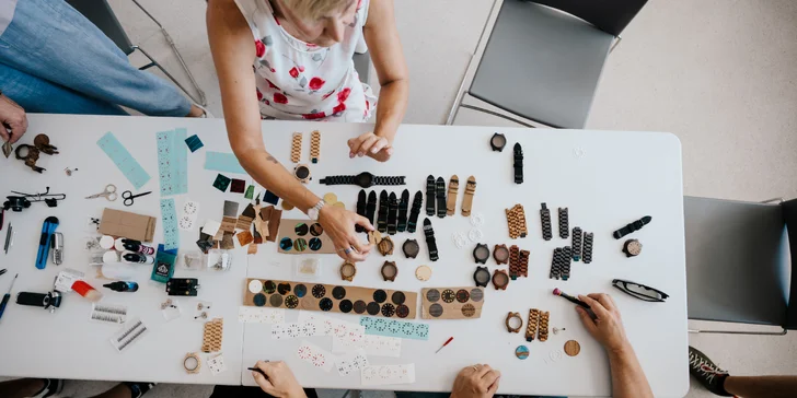 Workshop výroby hodinek TimeWood pro 1 nebo 2 osoby v Praze či Ostravě