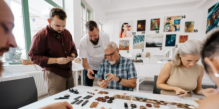 Workshop výroby hodinek TimeWood pro 1 nebo 2 osoby v Praze či Ostravě