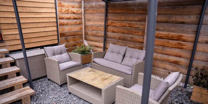 Romantický pobyt ve vybaveném tiny house na východu Čech s koupacím sudem