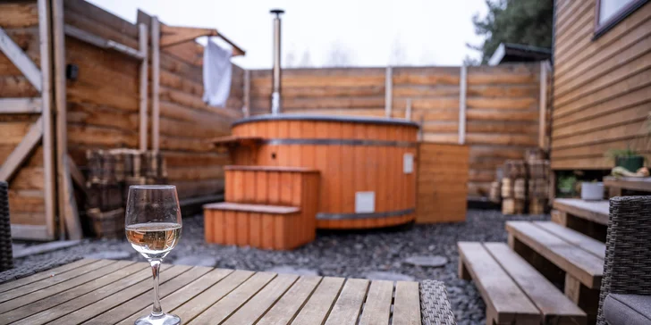 Romantický pobyt ve vybaveném tiny house na východu Čech s koupacím sudem