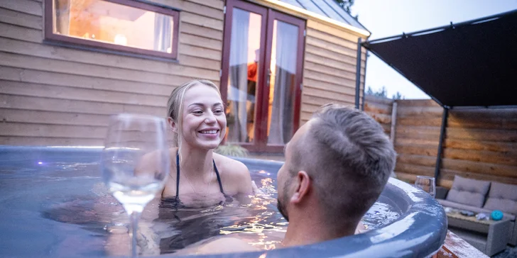 Romantický pobyt ve vybaveném tiny house na východu Čech s koupacím sudem
