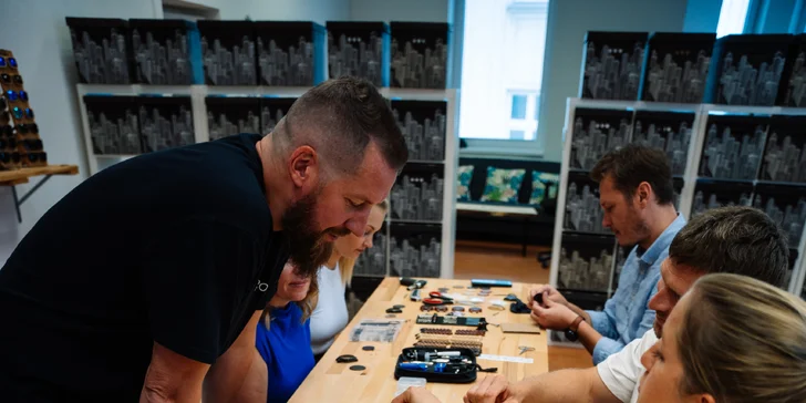 Workshop výroby hodinek TimeWood pro 1 nebo 2 osoby v Praze či Ostravě