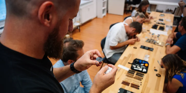 Workshop výroby hodinek TimeWood pro 1 nebo 2 osoby v Praze či Ostravě