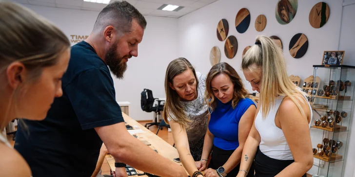 Workshop výroby hodinek TimeWood pro 1 nebo 2 osoby v Praze či Ostravě
