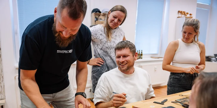 Workshop výroby hodinek TimeWood pro 1 nebo 2 osoby v Praze či Ostravě