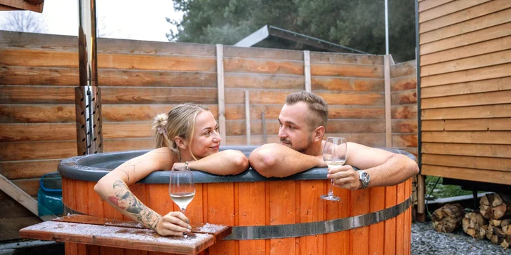 Romantický pobyt ve vybaveném tiny house na východu Čech s koupacím sudem