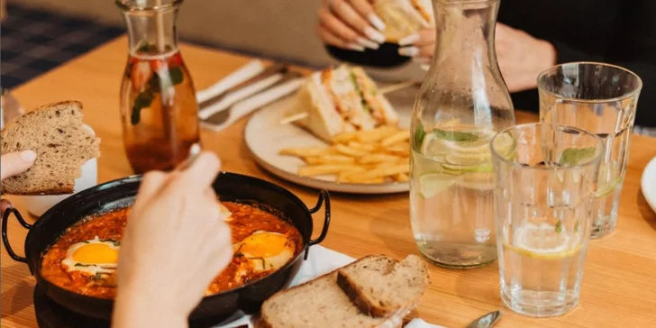 Brunch podle výběru nebo vejce Benedikt s kávou pro 1 nebo 2 osoby