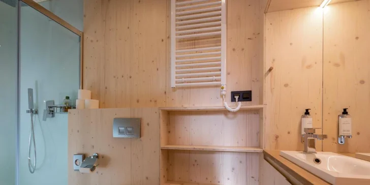 Dovolená v unikátních Björnson Tree Houses s novým venkovním wellness, 2 děti do 9,9 let zdarma