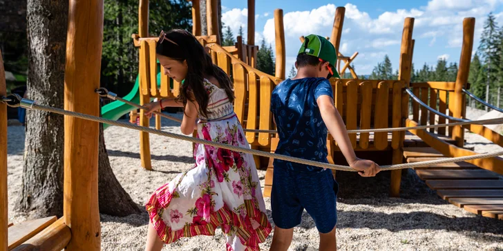 Dovolená v unikátních Björnson Tree Houses s novým venkovním wellness, 2 děti do 9,9 let zdarma