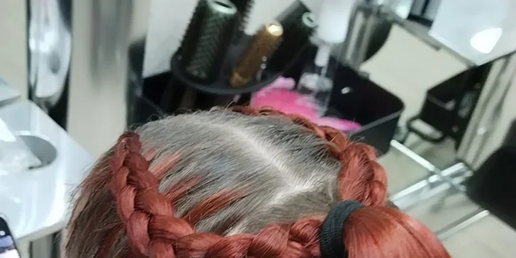 Péče v kadeřnickém salonu: střih pro dámy a děti, zapletení boxerských copánků i čištění či melír vlasů