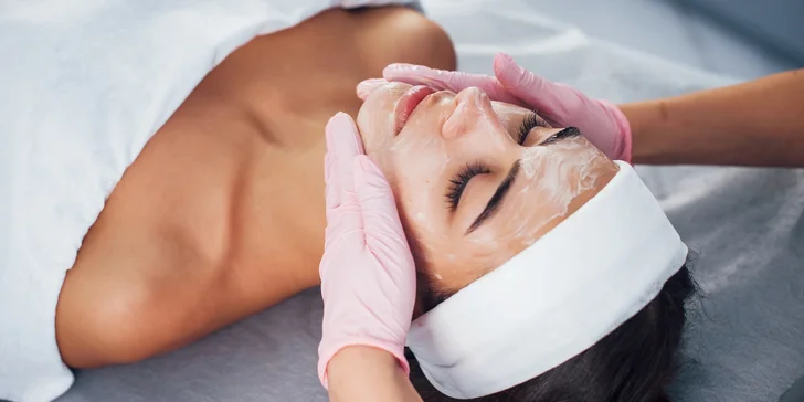 Ošetření pleti: peeling, zlatá maska, masáž obličeje i čištění ultrazvukem