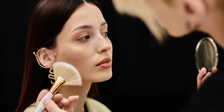Kompletní proměna vizáže za 2 hodiny: péče o pleť, vlasový styling i denní líčení