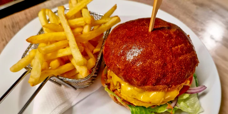 1 nebo 2 hovězí burgery v domácí bulce a hranolky v srdci Židenic