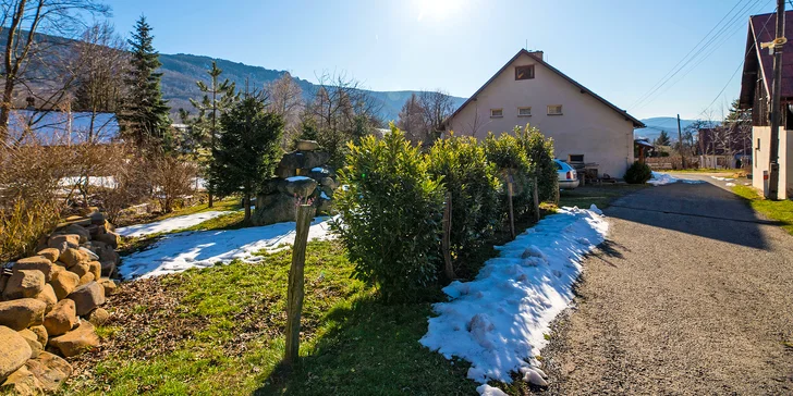 Vybavené apartmány u Hejnic v Jizerských horách až pro 8 osob, zahrada s potokem