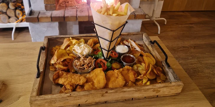 Masové prkno pro 4-6 osob i čepované pivo: steaky, stripsy, řízky i hranolky