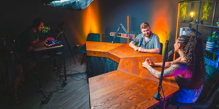 Pronájem podcastového studia až pro 4 osoby i rodinu: Full HD video i moderátor