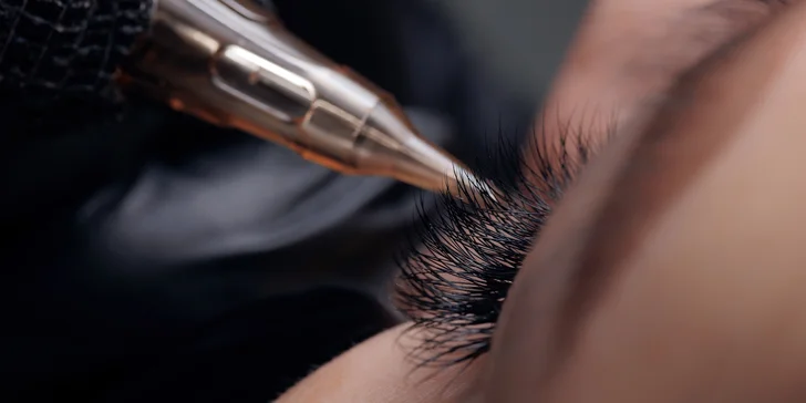 Permanentní make-up s přirozeným efektem: meziřasová linka, pudrové obočí nebo rty