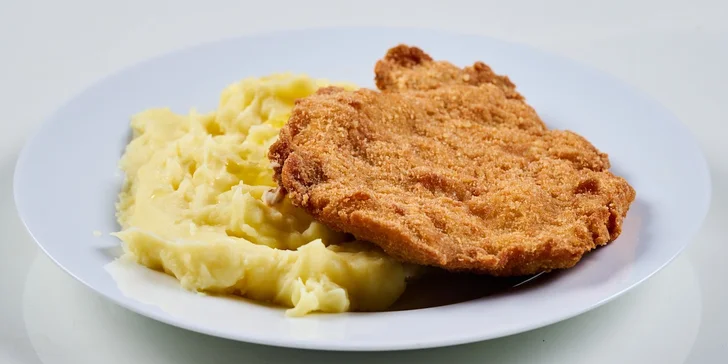 Menu pro jednoho i pro dva: řízek či či smažený sýr s přílohou a nápojem