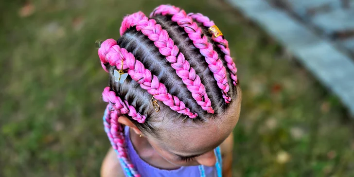 Online kurzy boxerských copánků: pletení s kanekalonem i bez