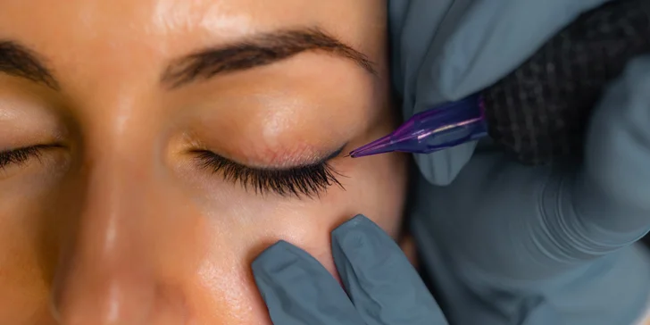 Smyslný pohled: nanesení permanentního make-upu meziřasové linky