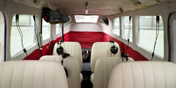 Dovnitř se vejde 5 pasažérů + pilot. 