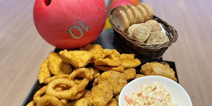 Ke hře se může podávat obložené prkno s řízky, cibulovými kroužky a coleslawem.