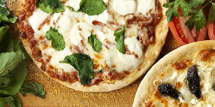 135 Kč za DVĚ pizzy dle výběru. Příjemný večer na italský způsob a sleva na láhev moravského vína.