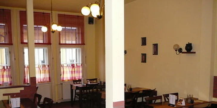 135 Kč za DVĚ pizzy dle výběru. Příjemný večer na italský způsob a sleva na láhev moravského vína.