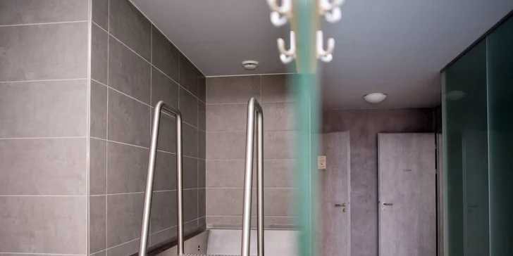 Každé úterý v čase od 14:00 do 17:00 je sauna otevřena pouze pro ženy. 