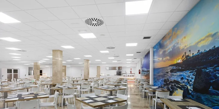 Ochutnat můžete mezinárodní kuchyni, v nabídce bufetu jsou i vegetariánská jídla.