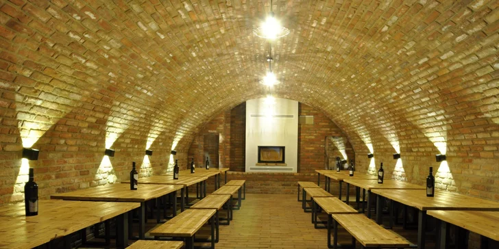 K vínu se připravují tapas všech druhů. 
