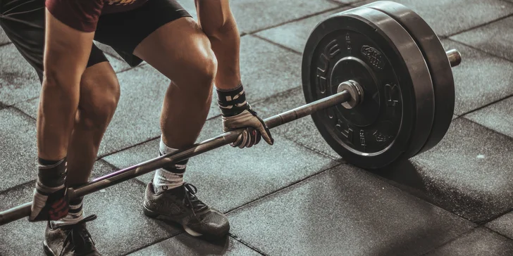 Individuální fitness trénink s osobním trenérem: diagnostika, korekční cvičení, iontový nápoj