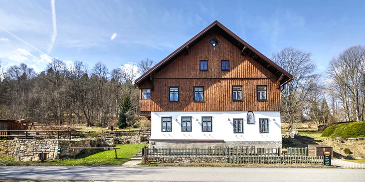 Pobyt v srdci Šumavy: krásný horský hotel se snídaní i možností wellness