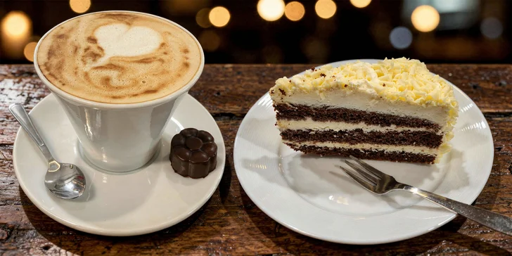 Dvě kávy dle výběru nebo perníčkové latté v kavárně v centru Loun