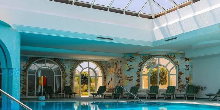 Za příplatek můžete navštívit hotelový wellness, vnitřní bazén je zdarma.