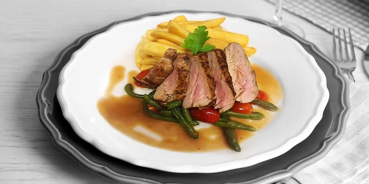 Menu à la Perfecto: vepř. panenka, šťouchané brambory, fazolky, koprovka a dezert