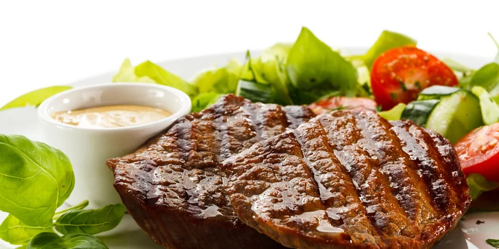 Dva vysoké hovězí steaky z mladého býčka na grilu v podskalské Fregatě