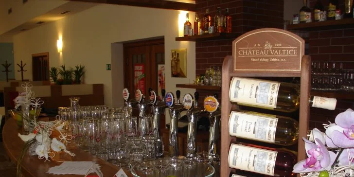 2 vepřové panenky se slaninou, přílohami a pivem