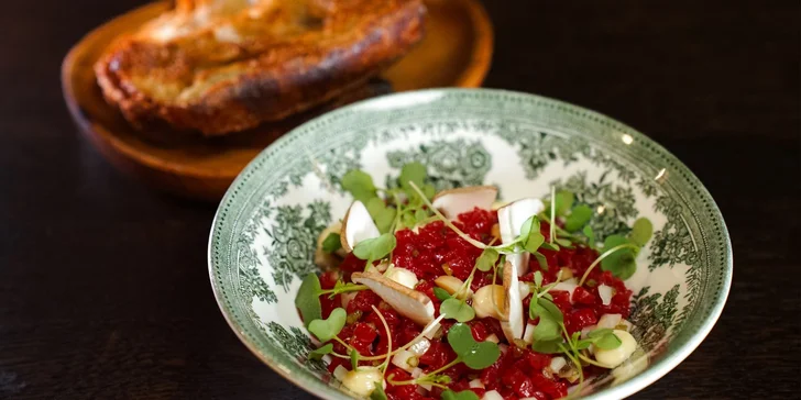 Degustační menu pro 2 osoby: hovězí tatarák, kachna, crème brûlée i koktejly