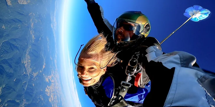 Darčekové poukážky v hodnote 100 a 150 € na všetky typy tandemových zoskokov