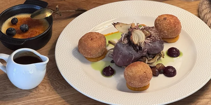 Menu s kachní paštikou, steakem a crème brûlée i s lahví vína pro 1 či 2 osoby